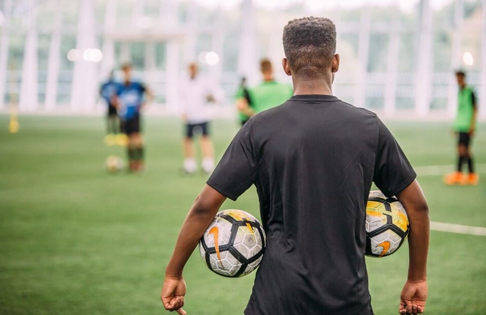 Reunión del equipo de fútbol. Entrenador de Fútbol dando consejos