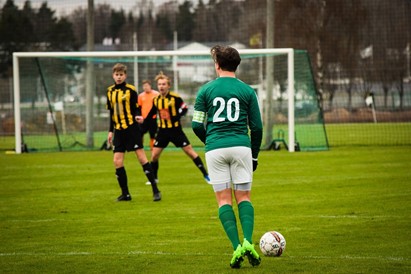 Dos tipos de lanzamientos de centros en el fútbol